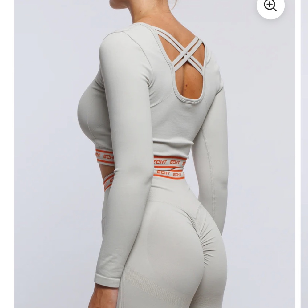 Cropped long sleeve sleeve athletic top